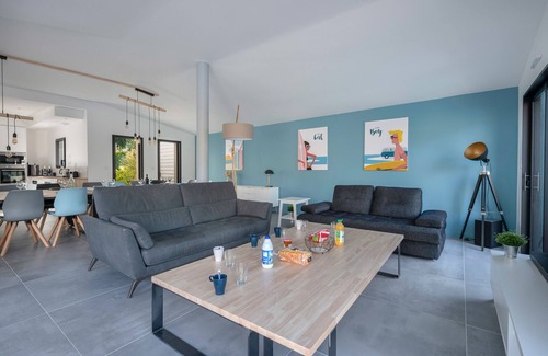 Saint-Gildas-de-Rhuys Ski Chalet | Modern house with pool for 15 - Center town