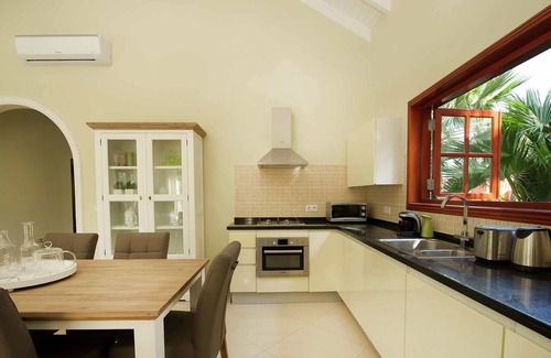 Salina House | Modern Holiday Home near Mambo Beach in Willemstad