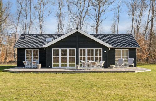 Hoensinge House | Modern Holiday Home With Large Garden Near Beach