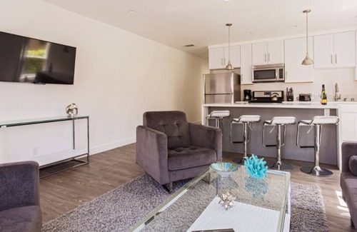 Larchmont Apartment | Modern Hollywood Apartment-Long Term Guests Welcome-Monthly Discounts