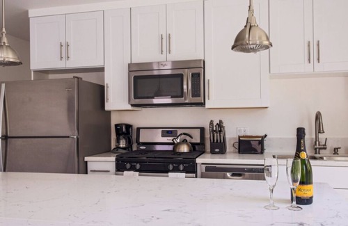 Larchmont Apartment | Modern Hollywood Apartment-Long Term Guests Welcome-Monthly Discounts