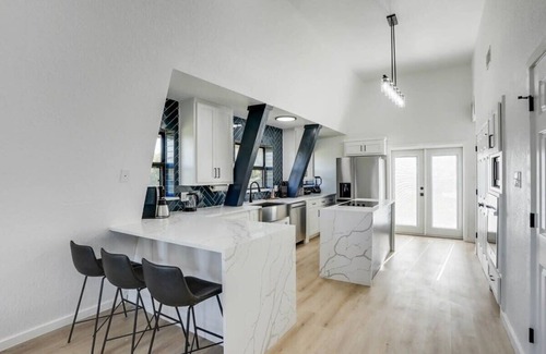 Denton House | Modern Home - 1 Acre Lot w/Pool, Patios, Jacuzzi