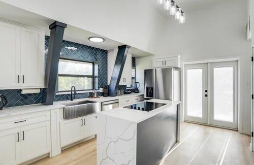 Denton House | Modern Home - 1 Acre Lot w/Pool, Patios, Jacuzzi