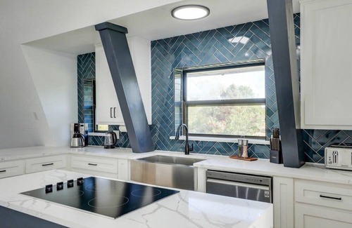 Denton House | Modern Home - 1 Acre Lot w/Pool, Patios, Jacuzzi