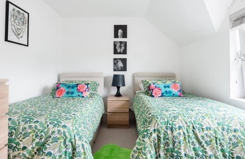 Maenporth House | Modern Home 5 Mins Walk to Beach, Parking & Garden