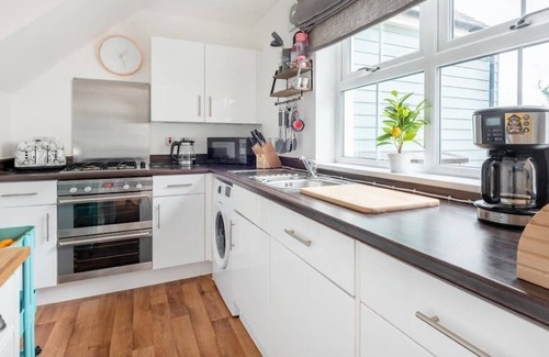 Maenporth House | Modern Home 5 Mins Walk to Beach, Parking & Garden