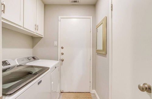 Fort Worth House | Modern Home close to Dickies!