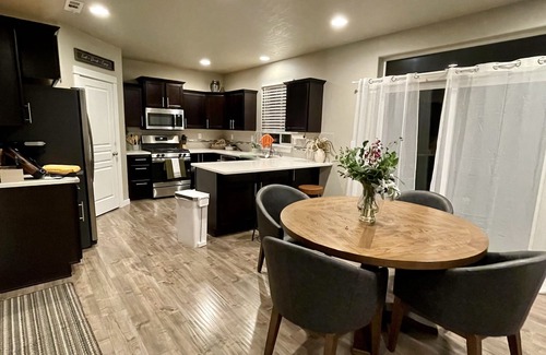 Tri-Cities House | Modern Home close to it all! With Generous backyard & Fire Pit