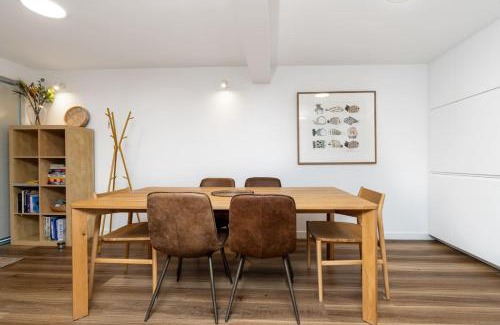 Deakin House | Modern Home Conveniently Close to Hospitals - Hosted by Canstay