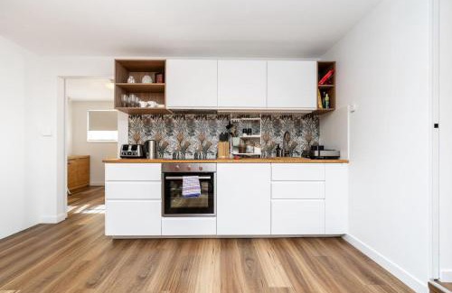 Deakin House | Modern Home Conveniently Close to Hospitals - Hosted by Canstay