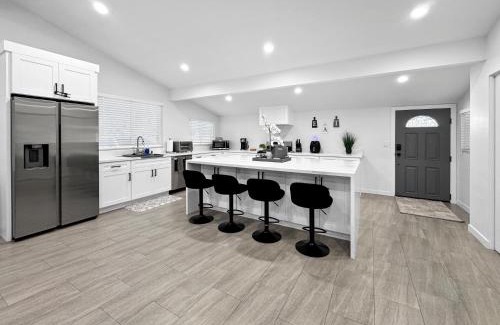 Southwest Anaheim House | Modern Home for Large Families by Disney & Knotts