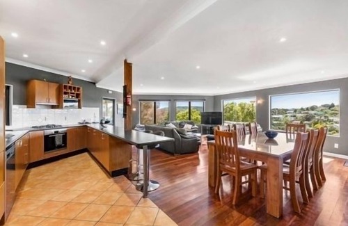 Raglan House | Modern home, great harbour views, also 3 bedroom lodge.