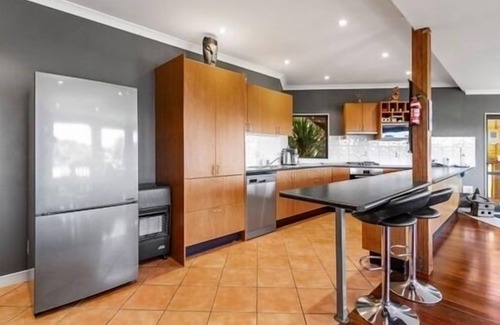 Raglan House | Modern home, great harbour views, also 3 bedroom lodge.