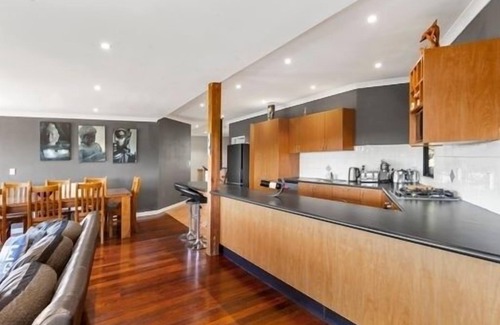Raglan House | Modern home, great harbour views, also 3 bedroom lodge.