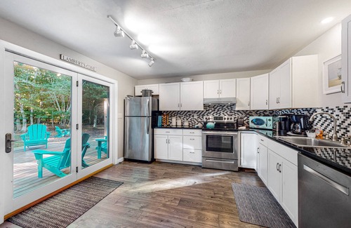 West Tisbury House | Modern home in a great location with large yard & private patio