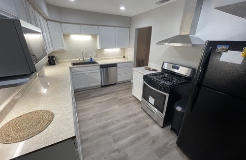 North San Antonio - SAT House | Modern Home in Central SA/10 min to Downtown! River Walk! The Alamo!