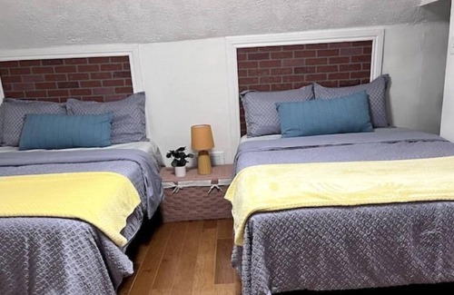 Detroit House | Modern home in Detroit/4QBDS/Near everything /free parkingnlong stays welcome