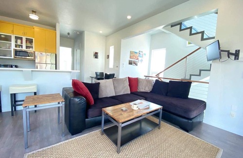 Kanab House | Modern Home in Kanab with Stargazing deck! Near Zion and Bryce! Pet Friendly!