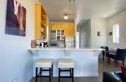 Kanab House | Modern Home in Kanab with Stargazing deck! Near Zion and Bryce! Pet Friendly!