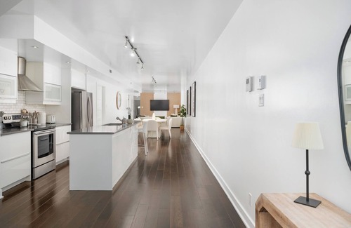 Cote-Des-Neiges—Notre-Dame-De-Grace Apartment | Modern Home in Notre-Dame-de-Grâce. 5min Walk from Royal Victoria Hospital