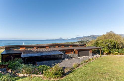Kaikoura House | Modern Home in Peaceful Surround with Great Views