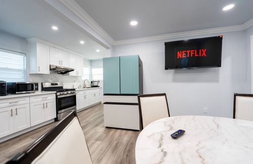 San Gabriel House | Modern Home in SGV - Fast Wifi, Sleeps 7, 15 Min from DTLA/Pasadena!