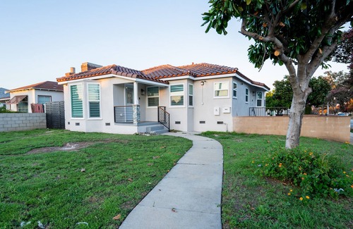San Gabriel House | Modern Home in SGV - Fast Wifi, Sleeps 7, 15 Min from DTLA/Pasadena!