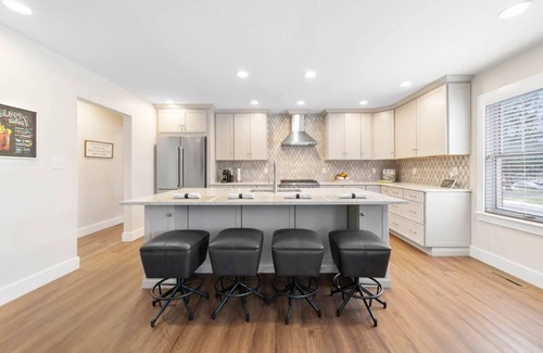 Georgetown House | Modern home just 10 mins to Notre Dame (18384)