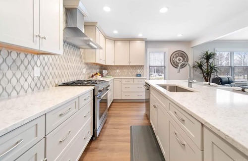 Georgetown House | Modern home just 10 mins to Notre Dame (18384)
