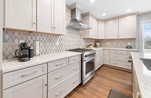 Georgetown House | Modern home just 10 mins to Notre Dame (18384)