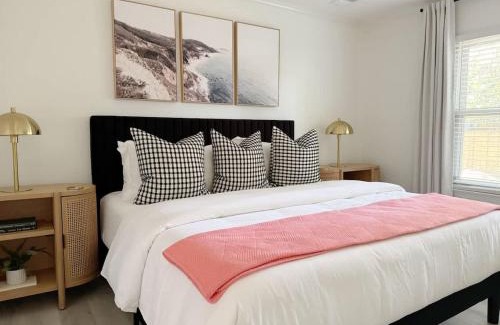 Savannah House | Modern Home Near Beach & City Dog Friendly