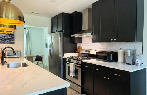 Savannah House | Modern Home Near Beach & City Dog Friendly