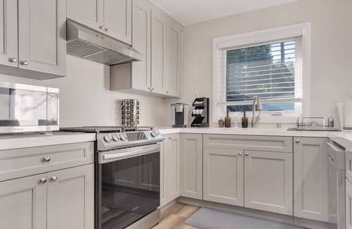Claremont House | Modern home near colleges