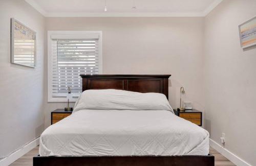 Claremont House | Modern home near colleges