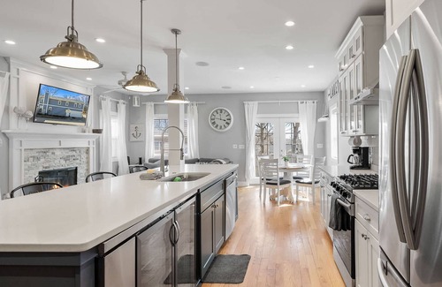 Delavan Lake House | Modern Home Near Delavan Lake & Music | Sleeps 12