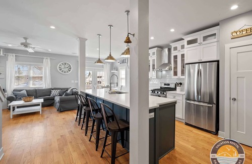 Delavan Lake House | Modern Home Near Delavan Lake & Music | Sleeps 12