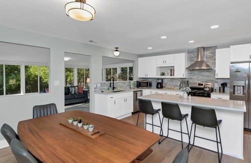 Columbia House | Modern Home Near Forest Drive | 3BR 2BA