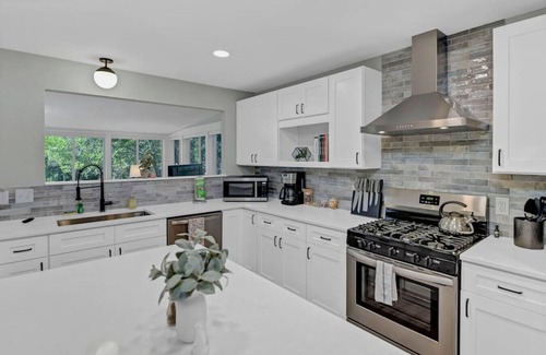 Columbia House | Modern Home Near Forest Drive | 3BR 2BA