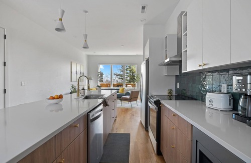 Missionary Ridge House | Modern Home Sunrise Views By Downtown Chattanooga