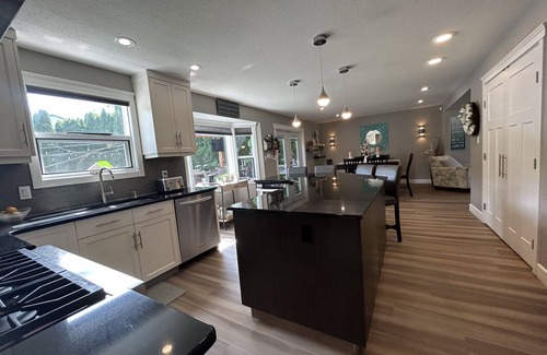 Okanagan-Similkameen House | Modern home w/Pool, outdoor kitchen & Putting Green.
