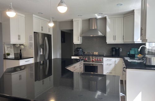 Okanagan-Similkameen House | Modern home w/Pool, outdoor kitchen & Putting Green.