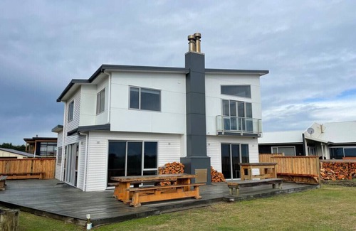 Waitarere Beach House | Modern Home w/Ultimate Beach Front Views