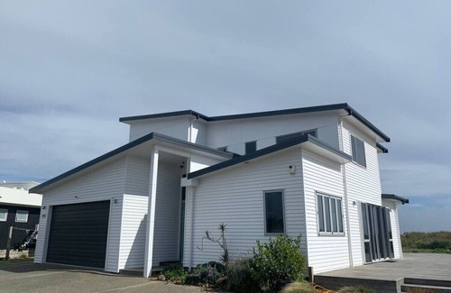 Waitarere Beach House | Modern Home w/Ultimate Beach Front Views