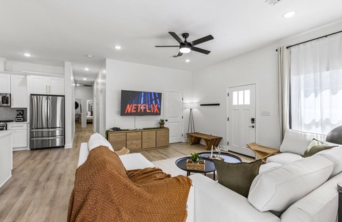 Galveston House | Modern Home-Walk to Beach-Cowboy Pool-Dog Friendly