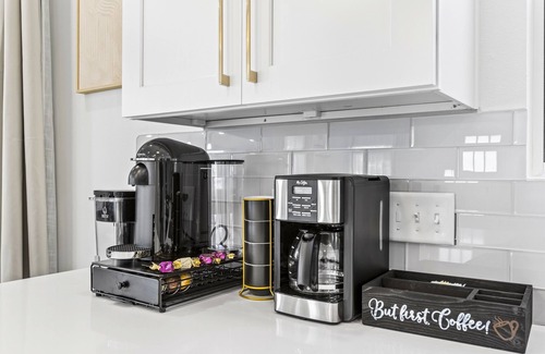 Galveston House | Modern Home-Walk to Beach-Cowboy Pool-Dog Friendly