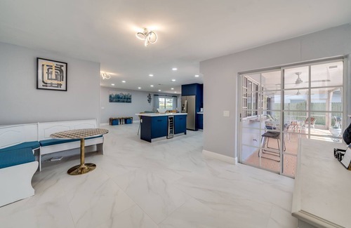 Sunrise House | MODERN HOME WITH HEATED POOL! CLOSE TO SAWGRASS MILLS MALL! FLEXIBLE CHECK IN n