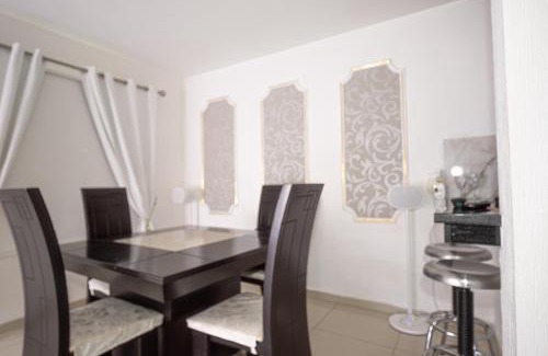 Tepic House | Modern Home with Parking 3ACs, 1King & 3Queen Beds Netflix PayPerView