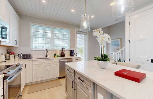 Cortez House | Modern home with screened-in balcony, pool, bikes, & EV charger - great location