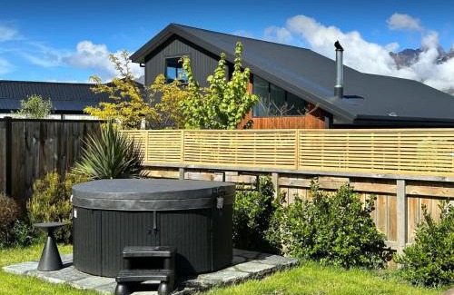 Kawarau Falls House | Modern home with SPA