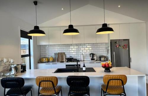 Kawarau Falls House | Modern home with SPA